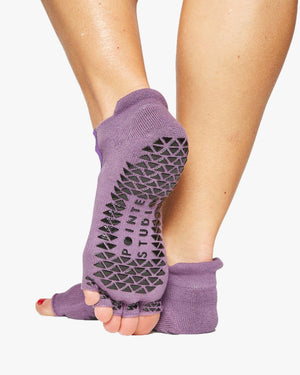 Combed Cotton     Midweight Terry Footbed     PVC Grip     Compression Arch Support     Power Mesh     Padded Ankle Rest